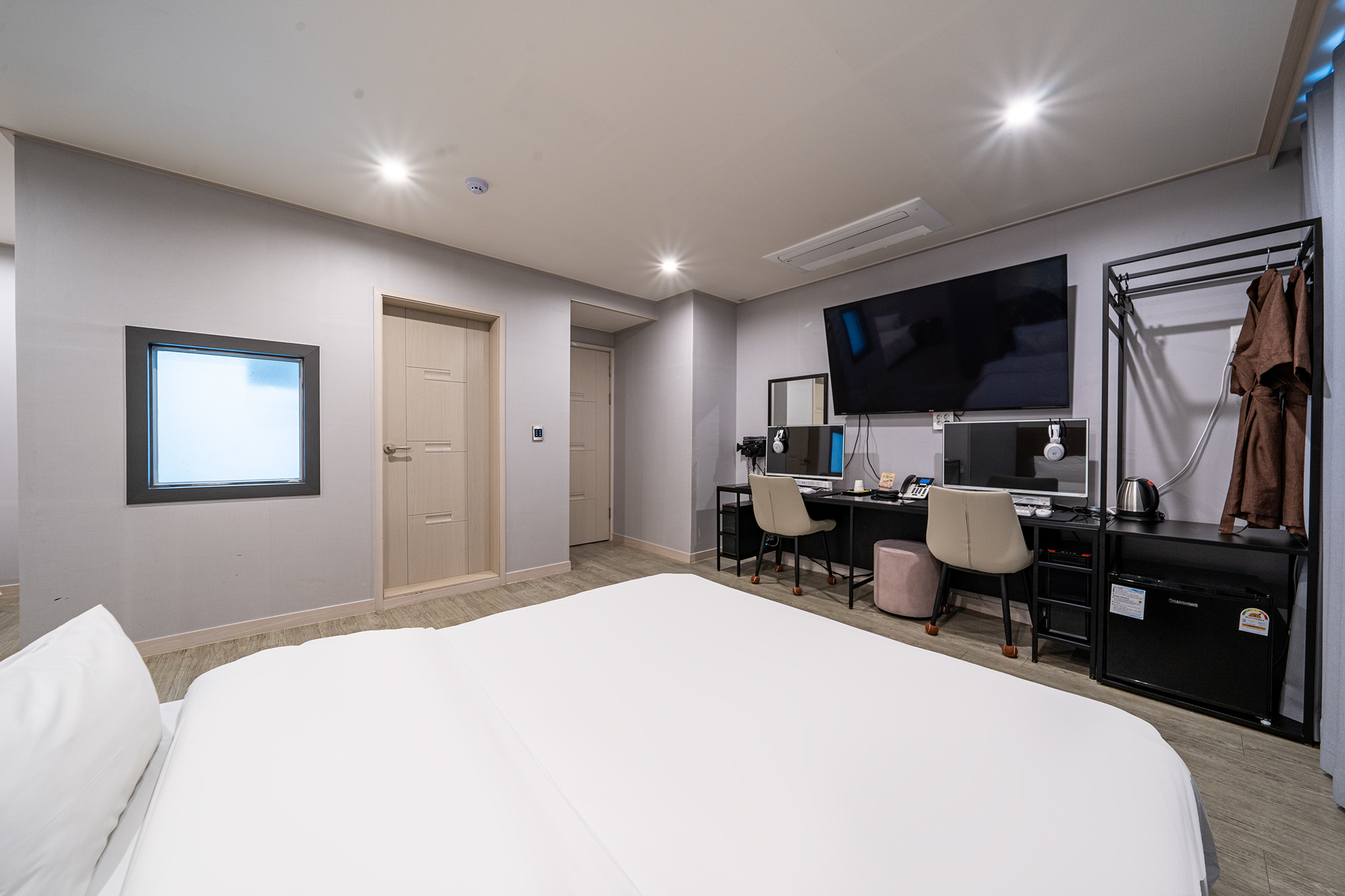 room detail thumbnail 2