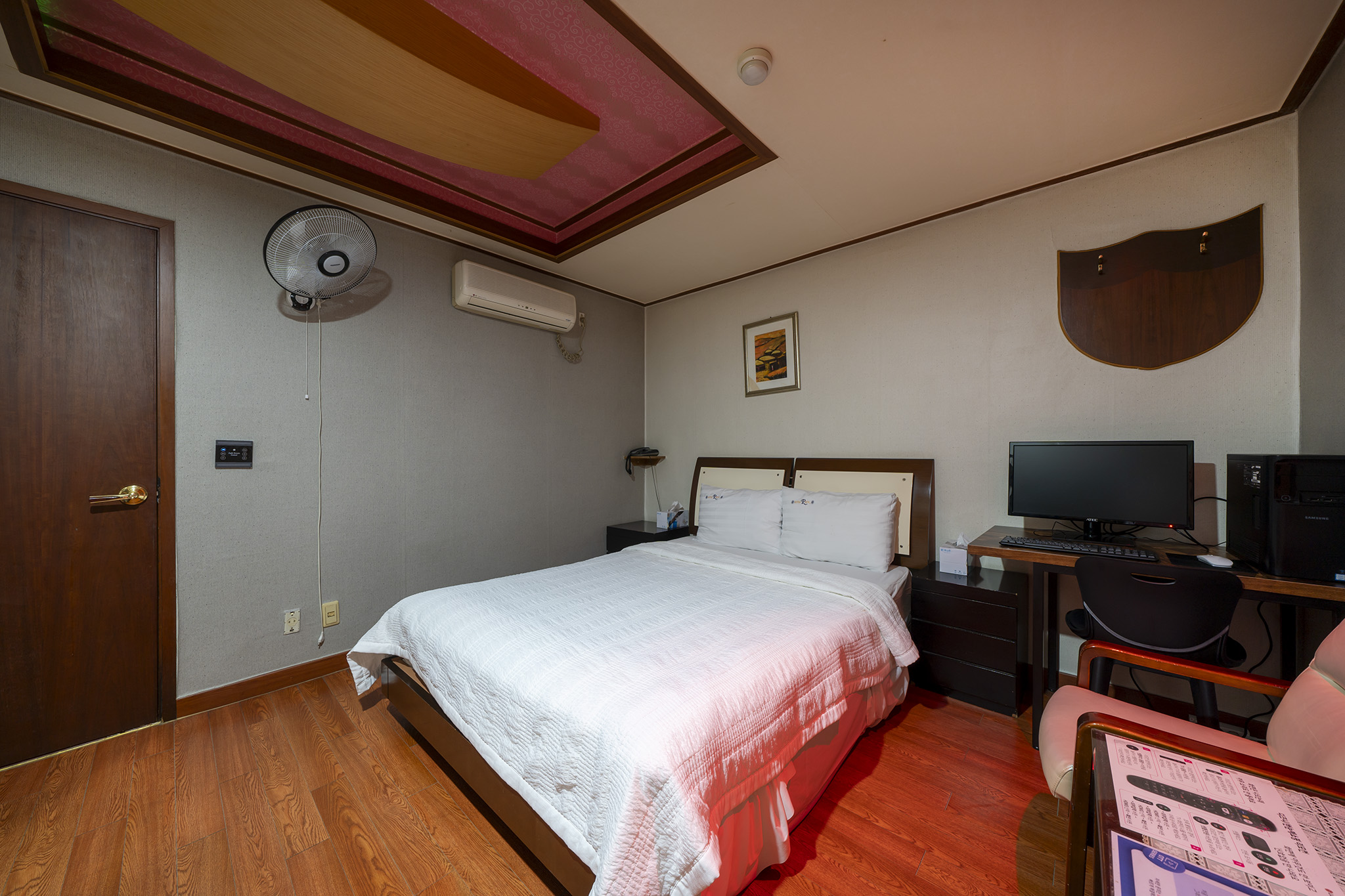 room detail thumbnail 2