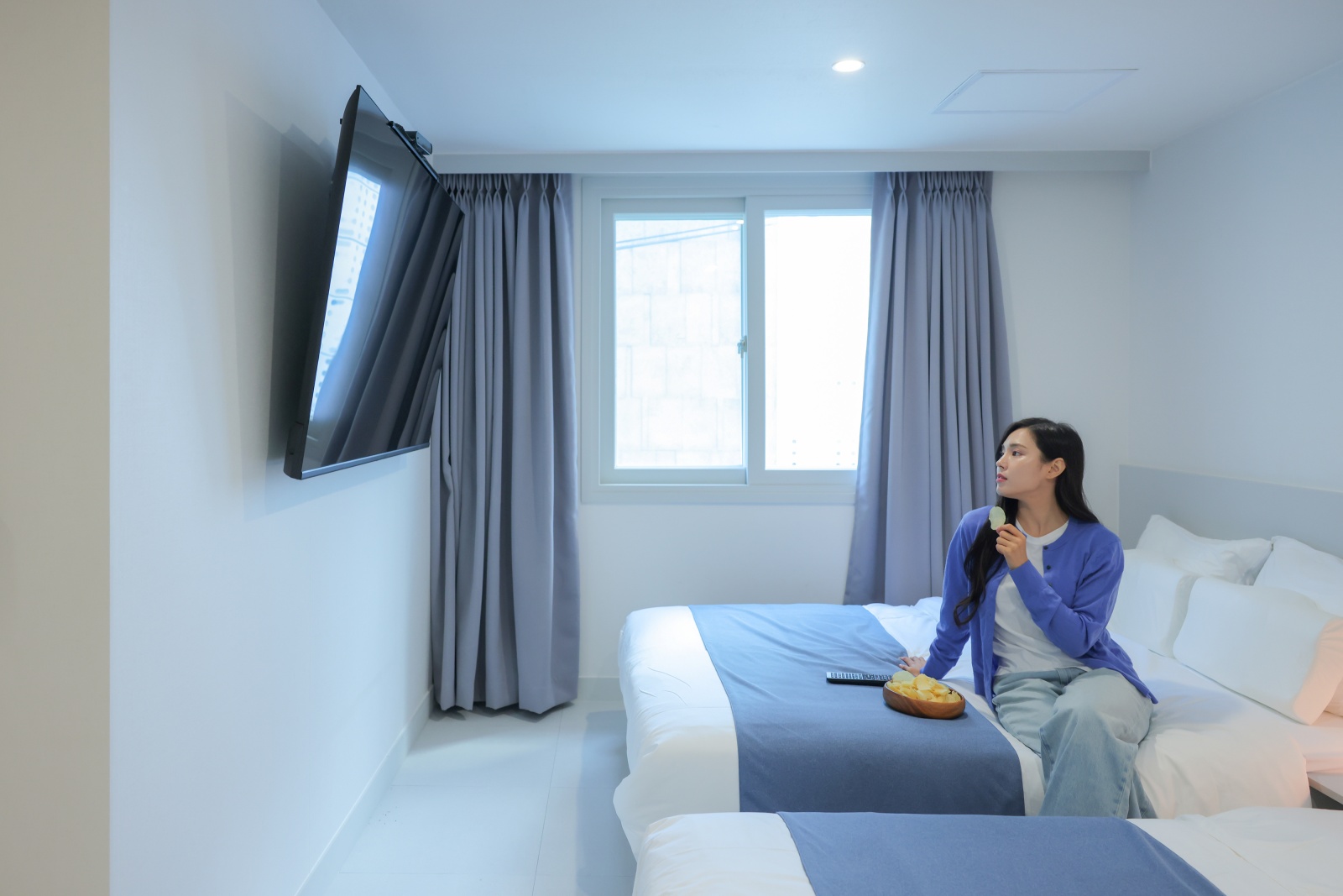 room detail thumbnail 2