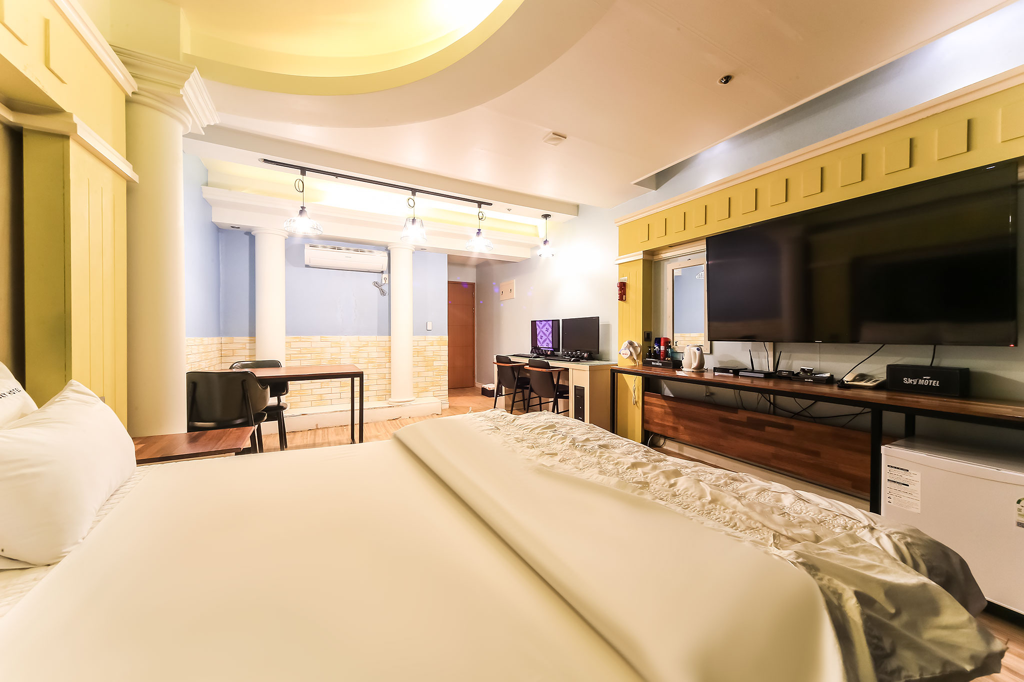 room detail thumbnail 2