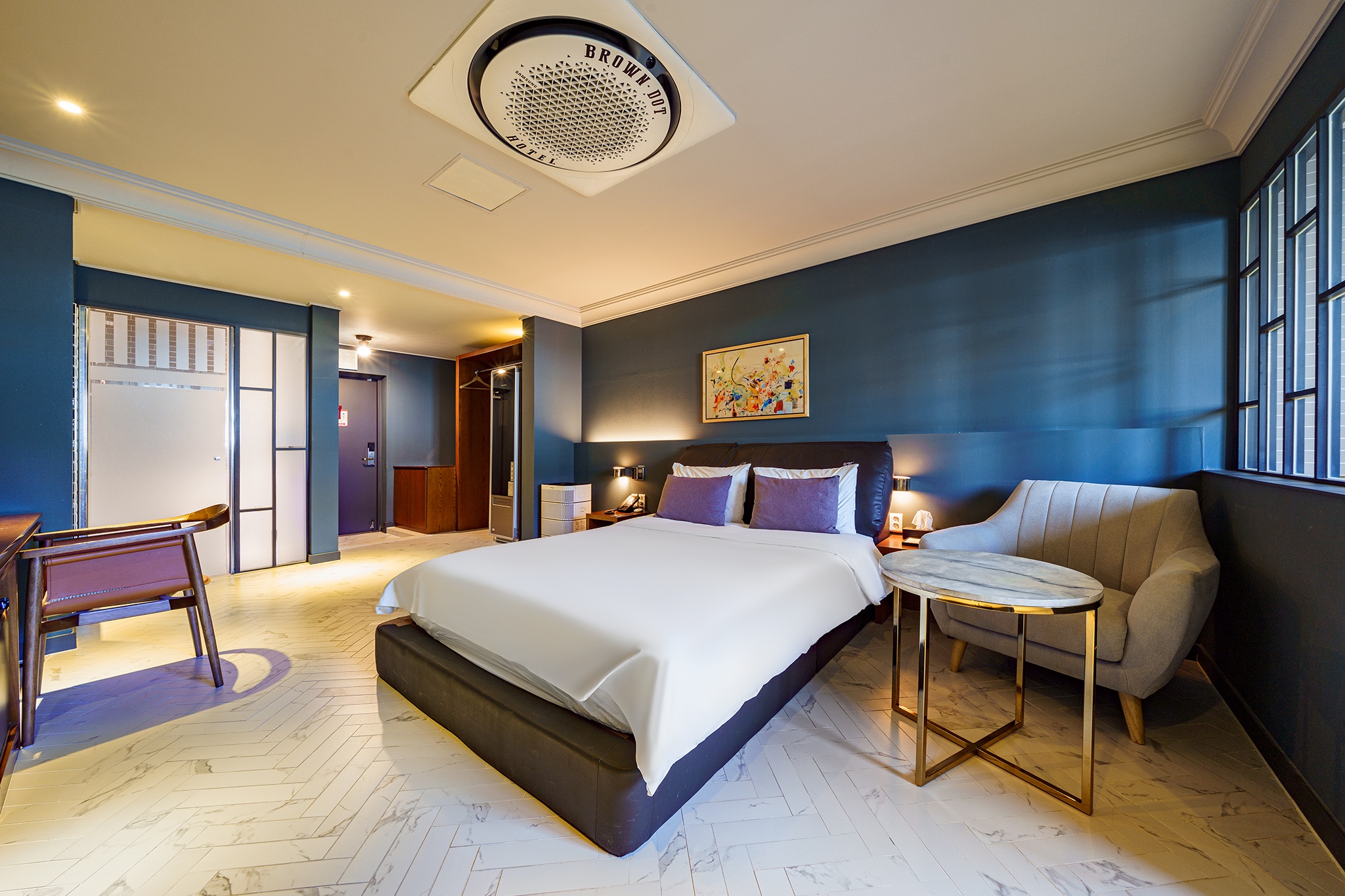 room detail thumbnail 2