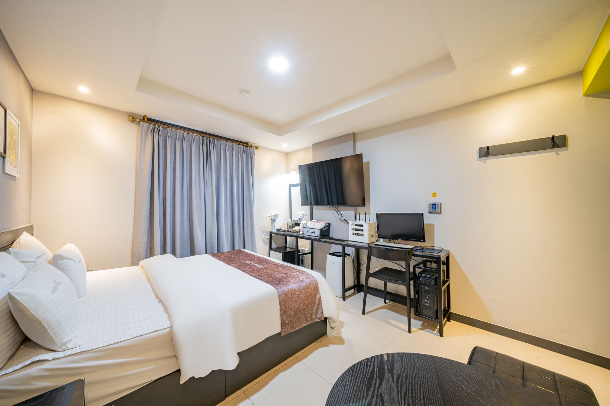 room detail thumbnail 2