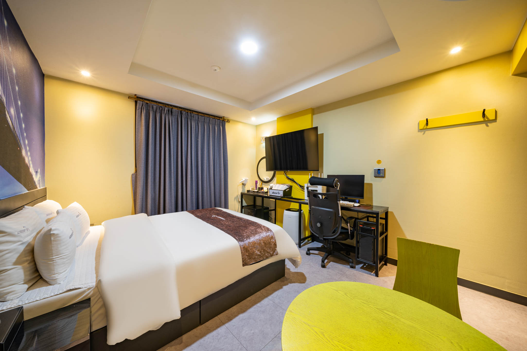 room detail thumbnail 2