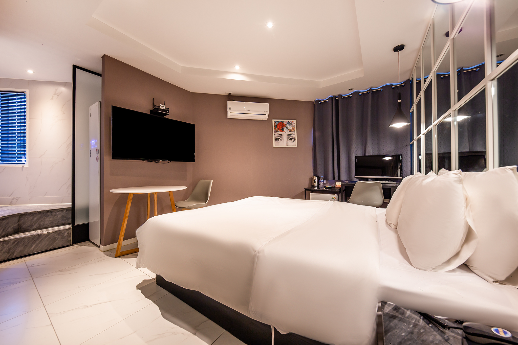 room detail thumbnail 2