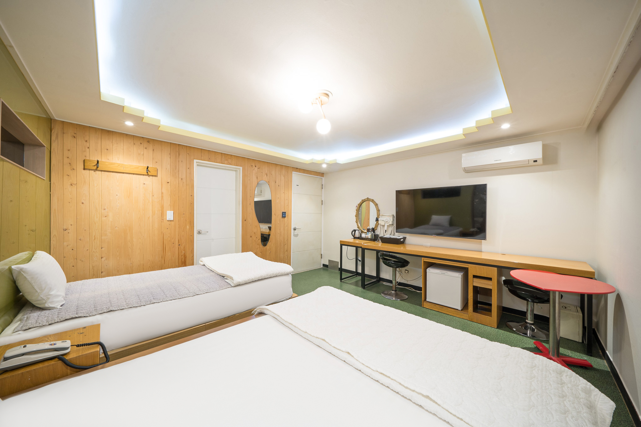 room detail thumbnail 1