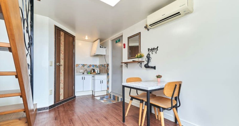 room detail thumbnail 2