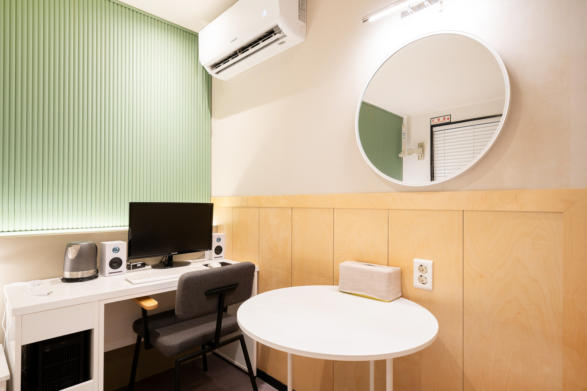 room detail thumbnail 2