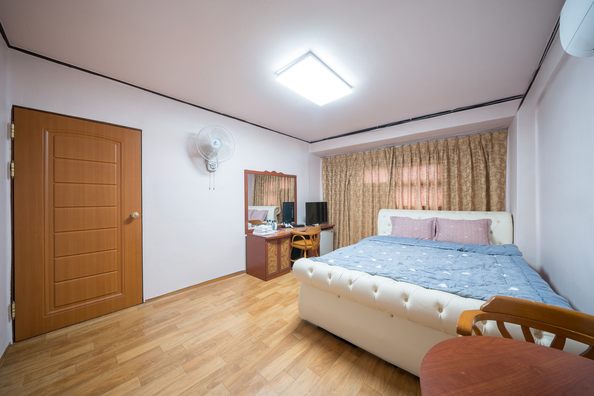 room detail thumbnail 1