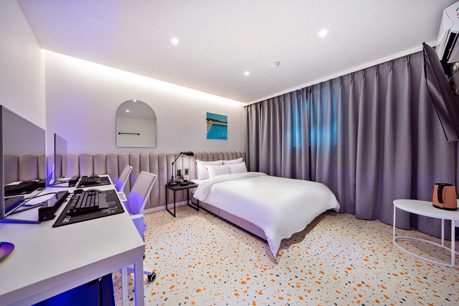 room detail thumbnail 1