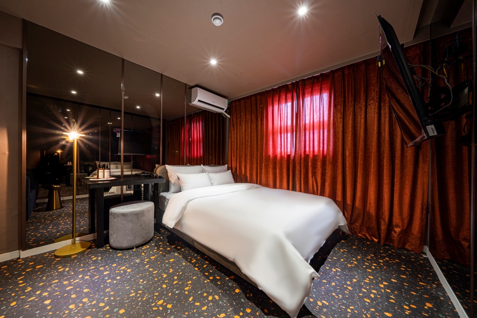 room detail thumbnail 2