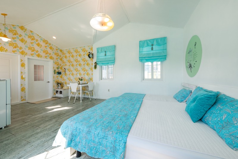 room detail thumbnail 2