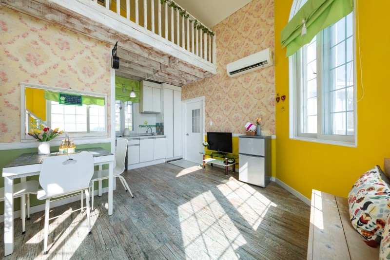 room detail thumbnail 2