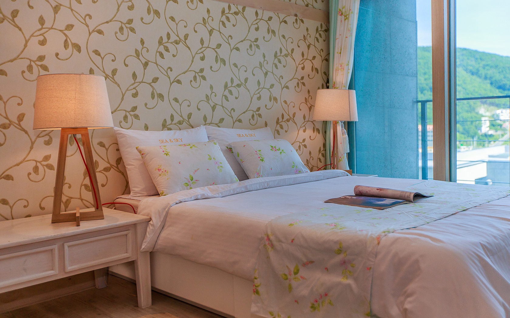 room detail thumbnail 2