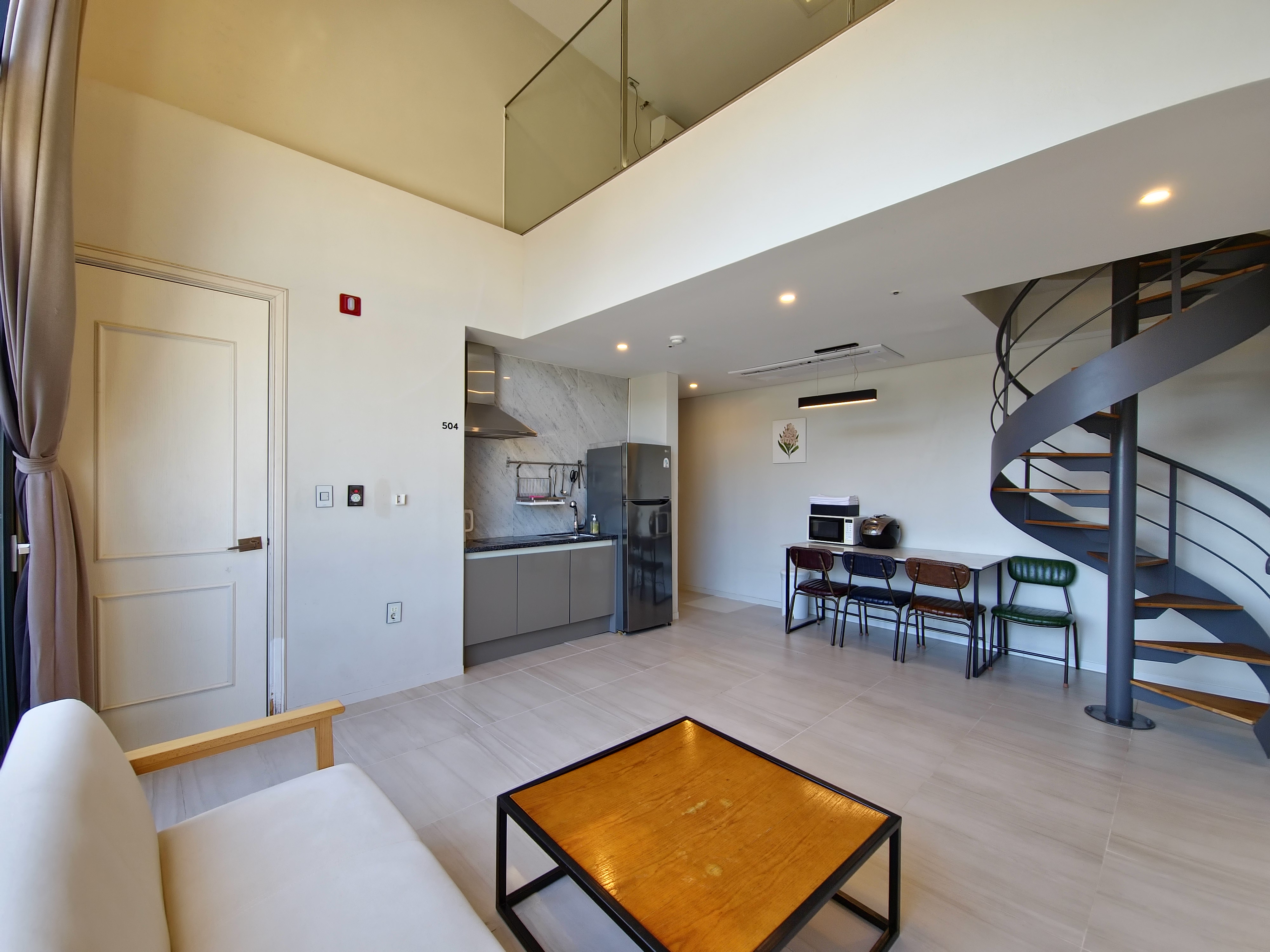 room detail thumbnail 1