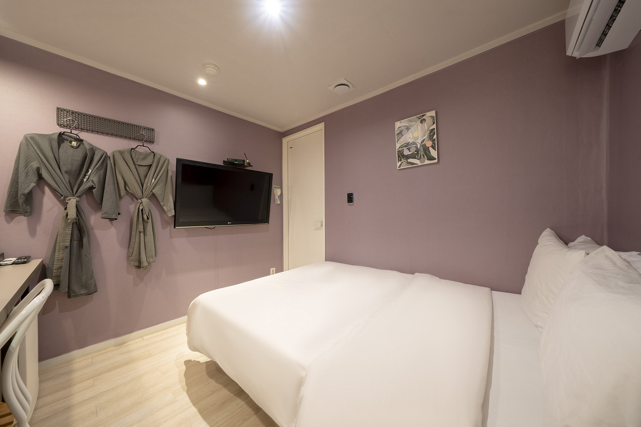 room detail thumbnail 2