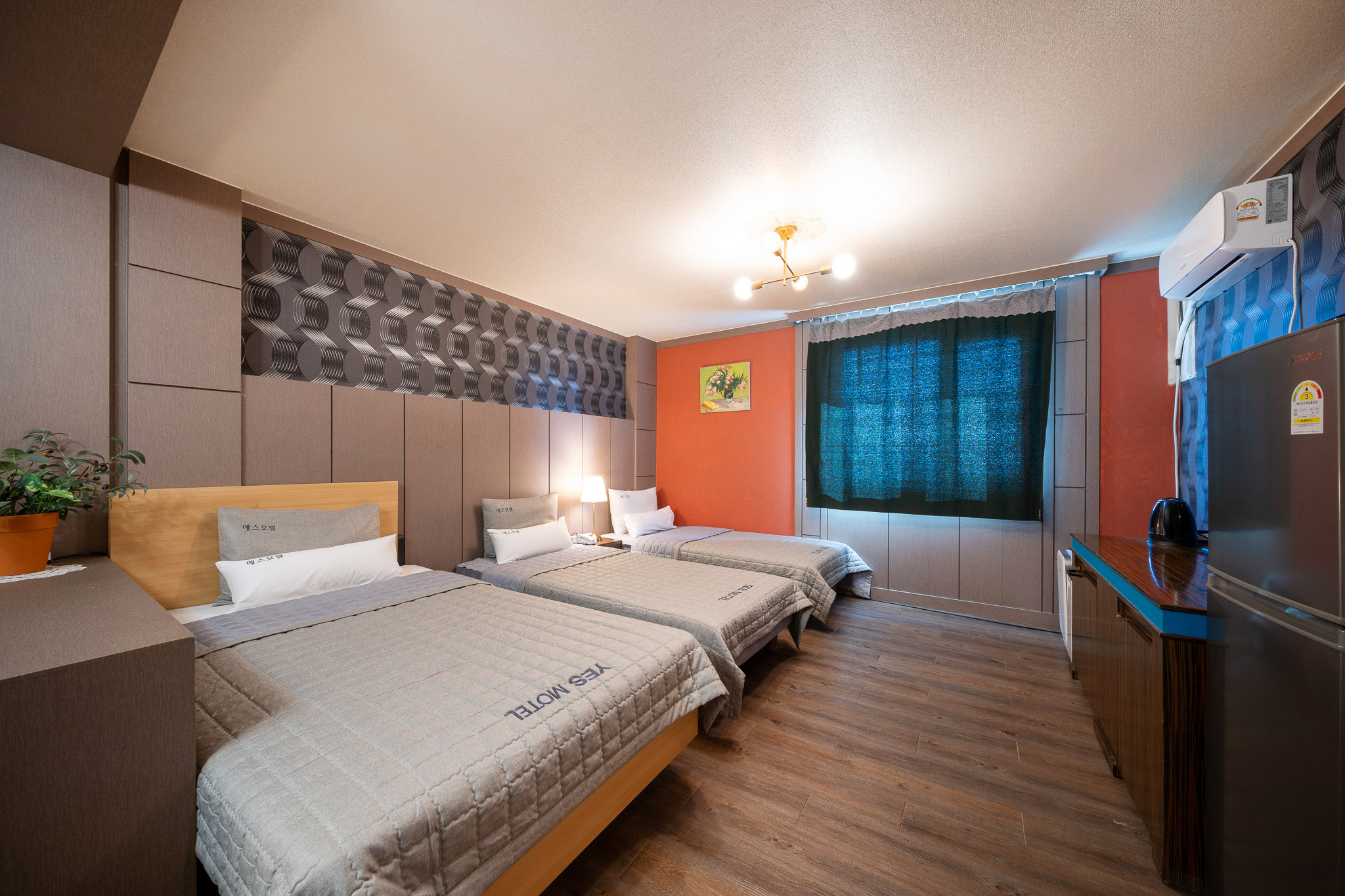 room detail thumbnail 2