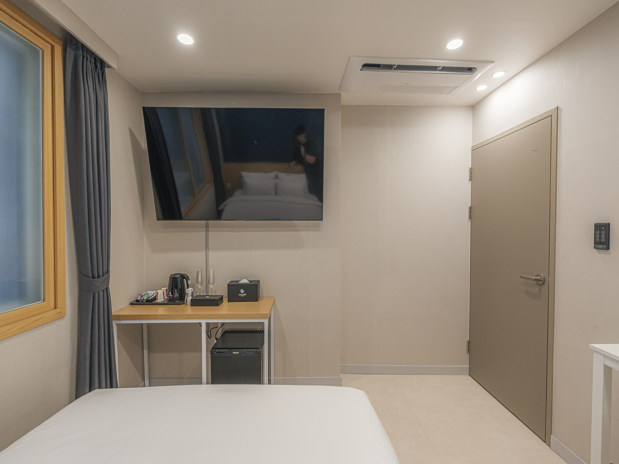 room detail thumbnail 2