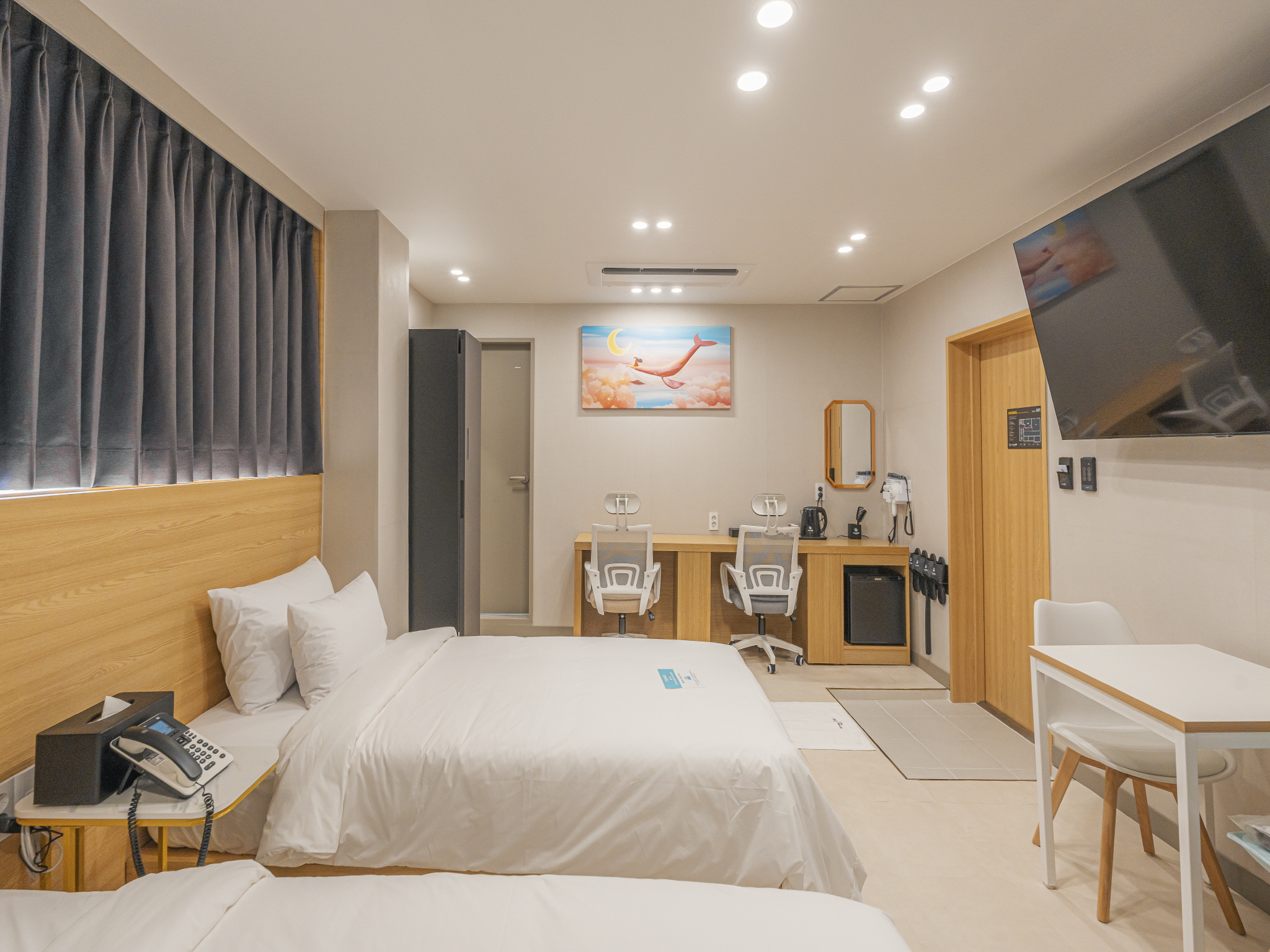 room detail thumbnail 2