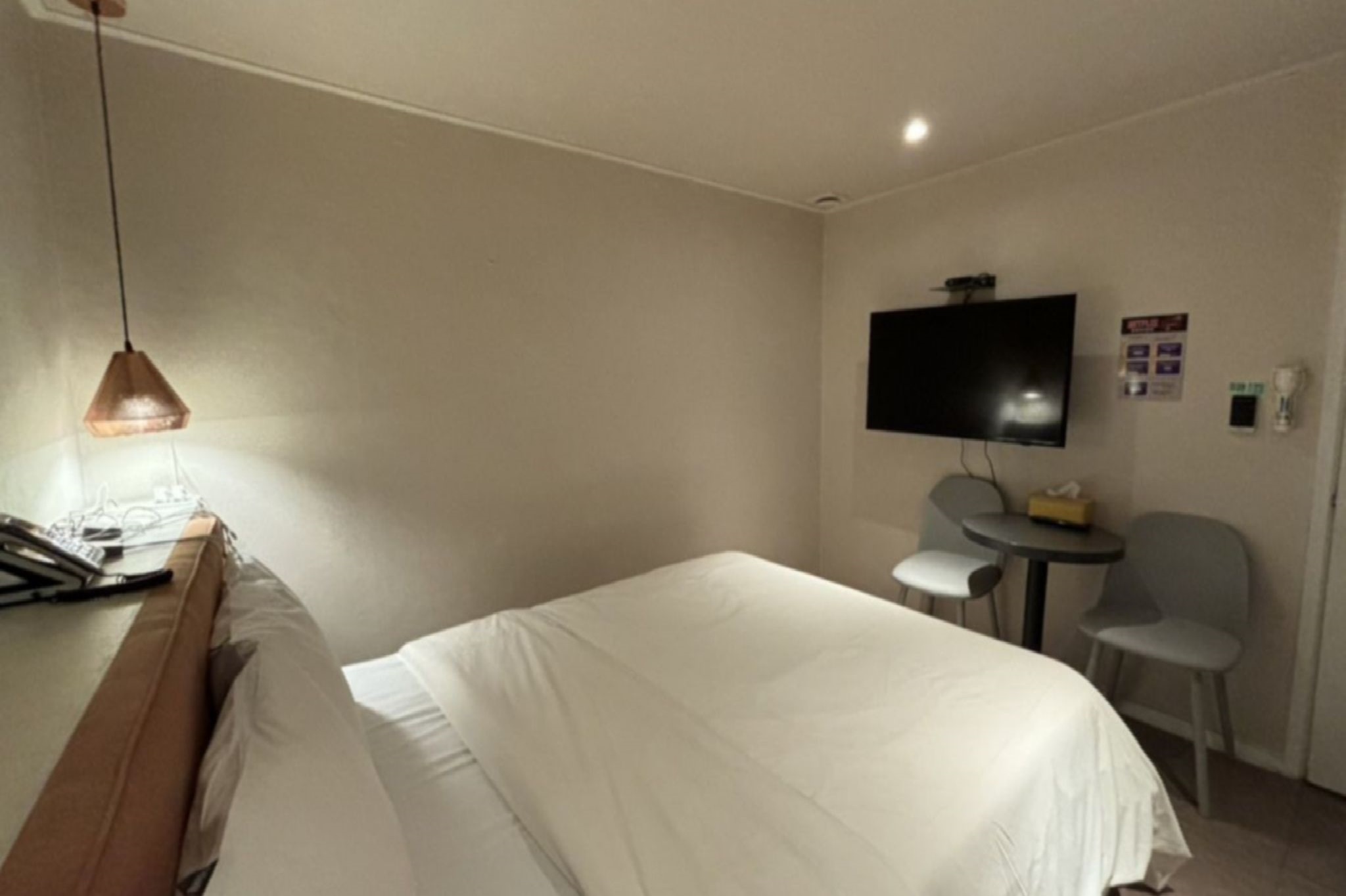 room detail thumbnail 1