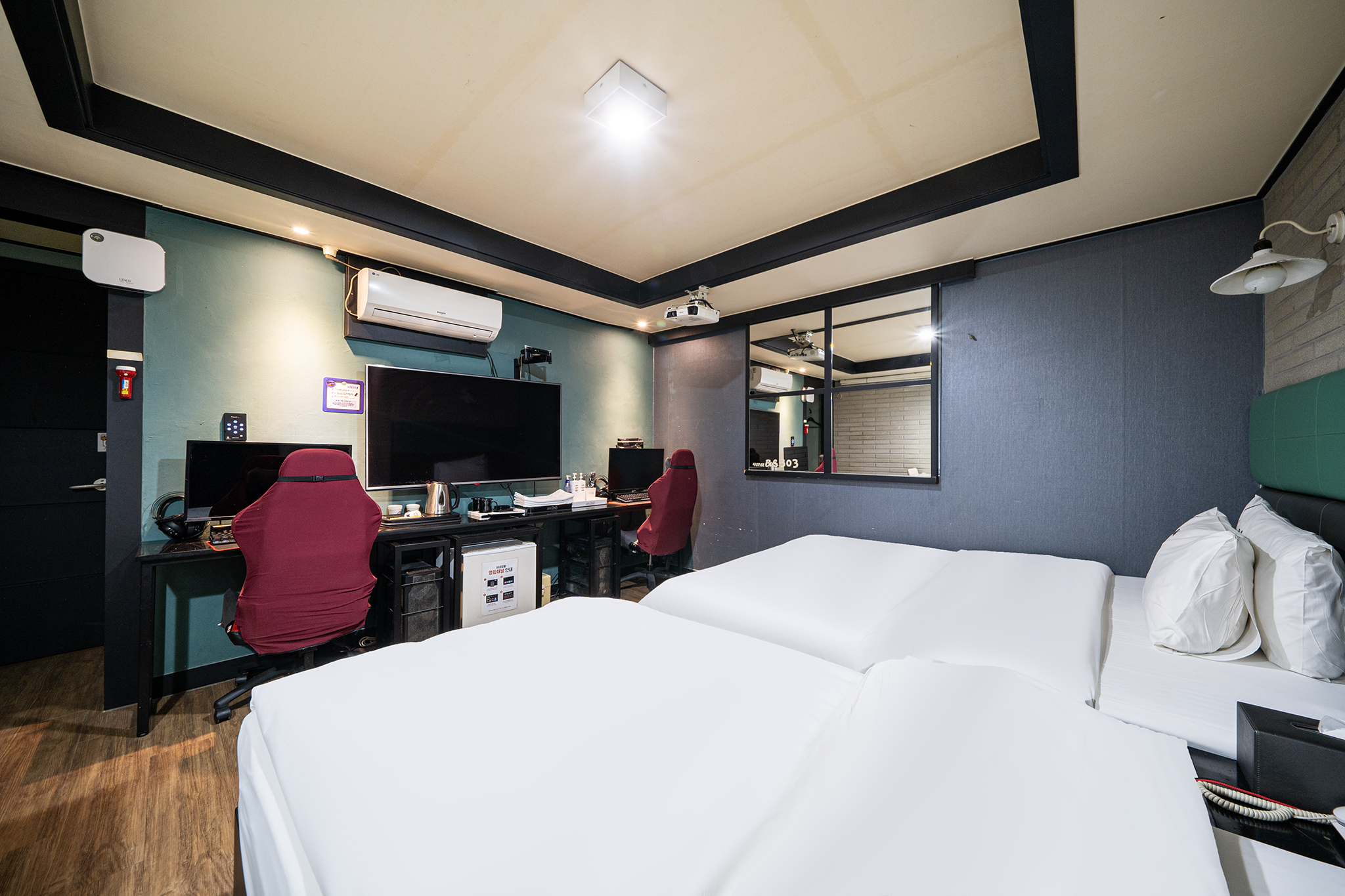 room detail thumbnail 2