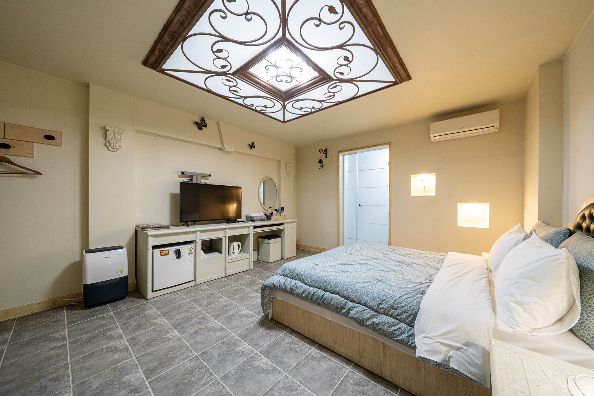 room detail thumbnail 1