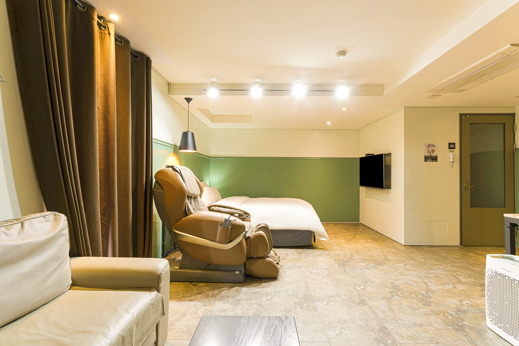 room detail thumbnail 2