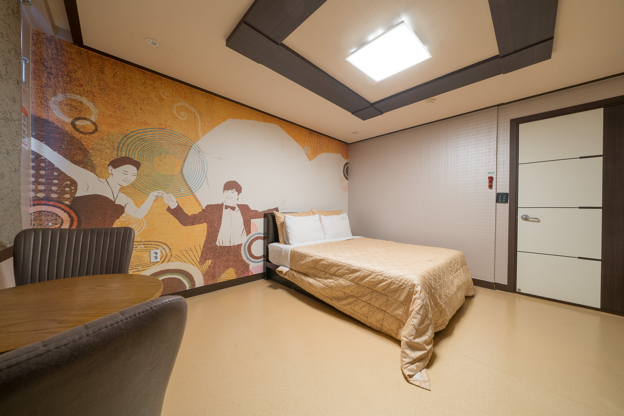 room detail thumbnail 1