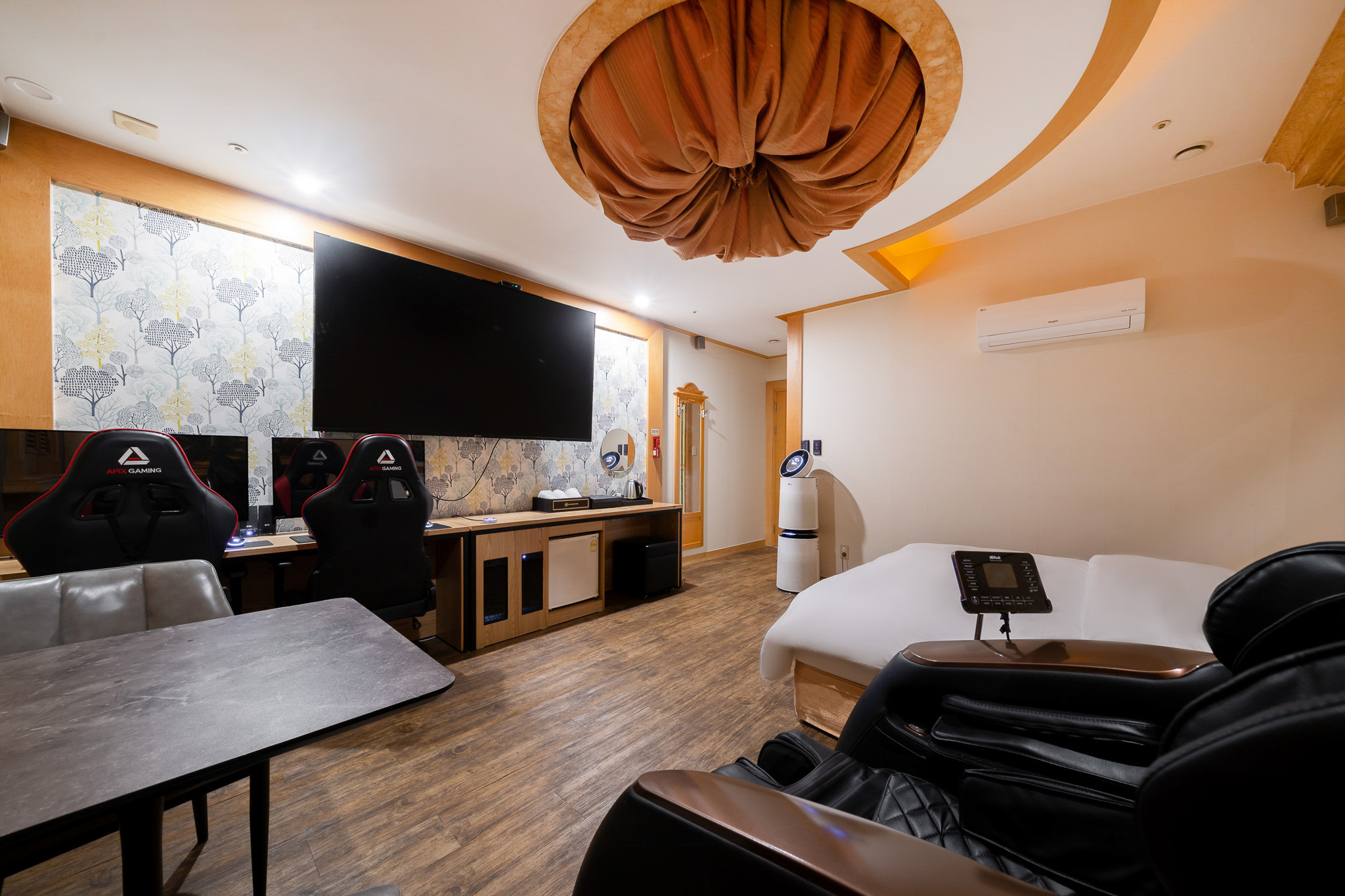 room detail thumbnail 2