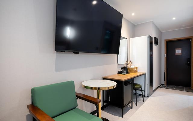 room detail thumbnail 2