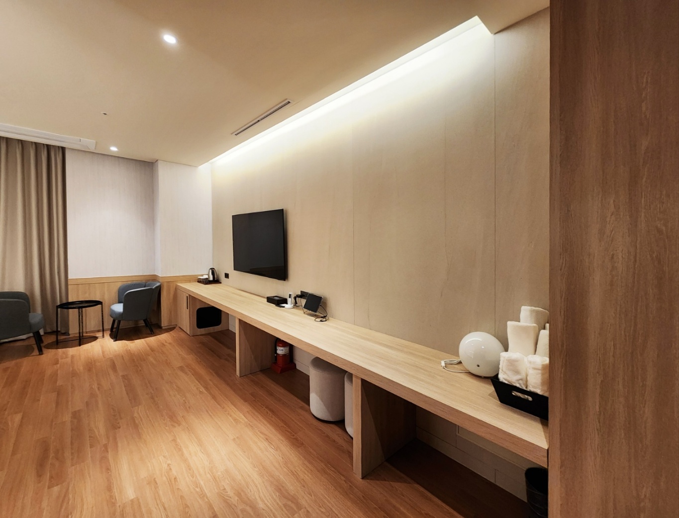 room detail thumbnail 2