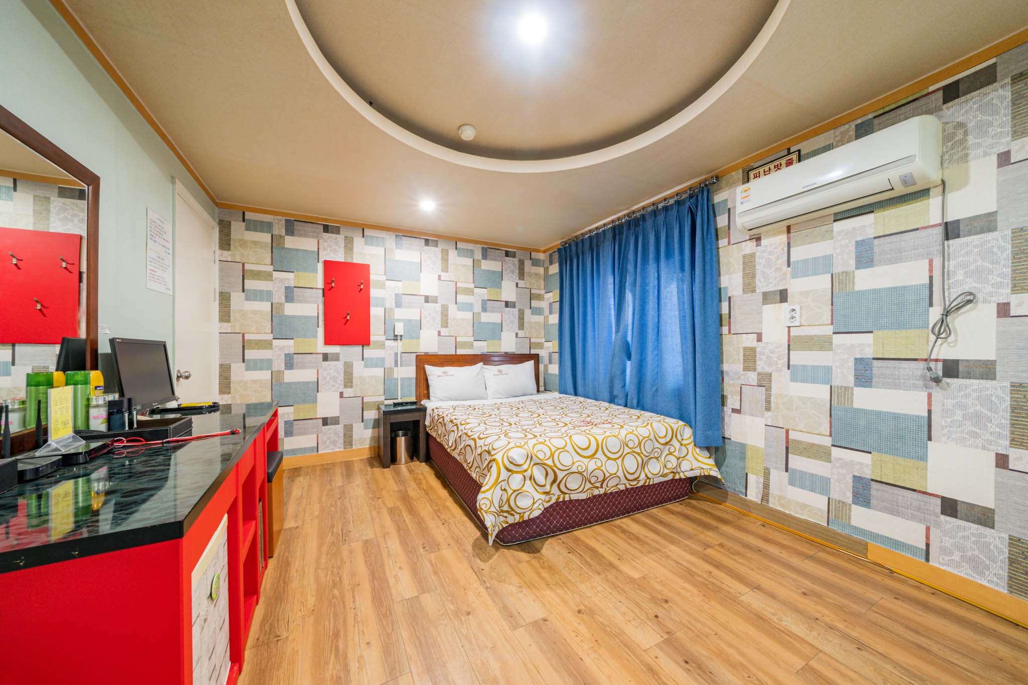 room detail thumbnail 1