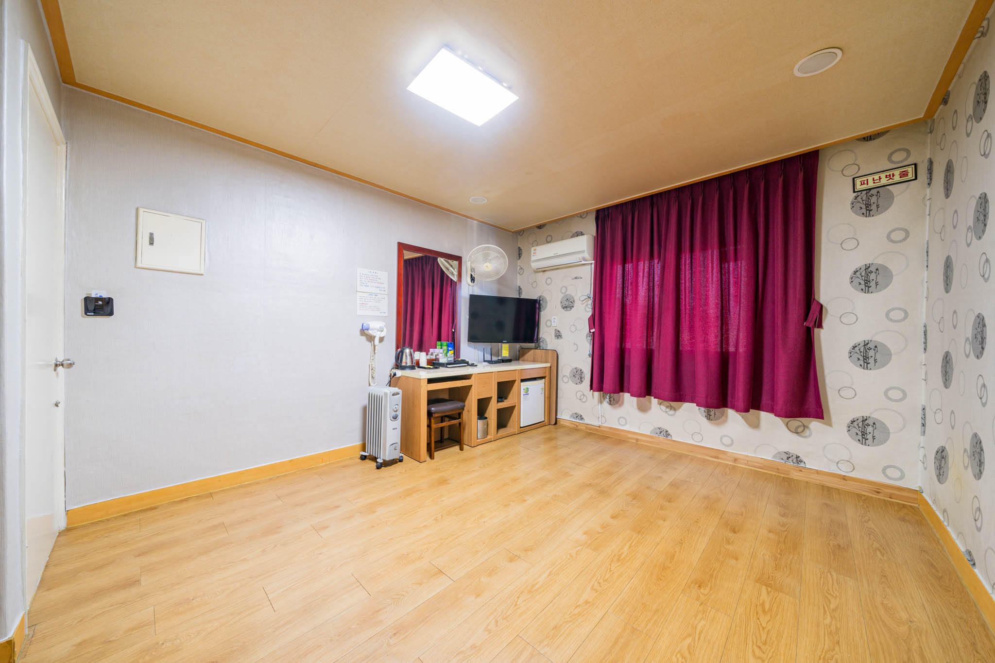 room detail thumbnail 1