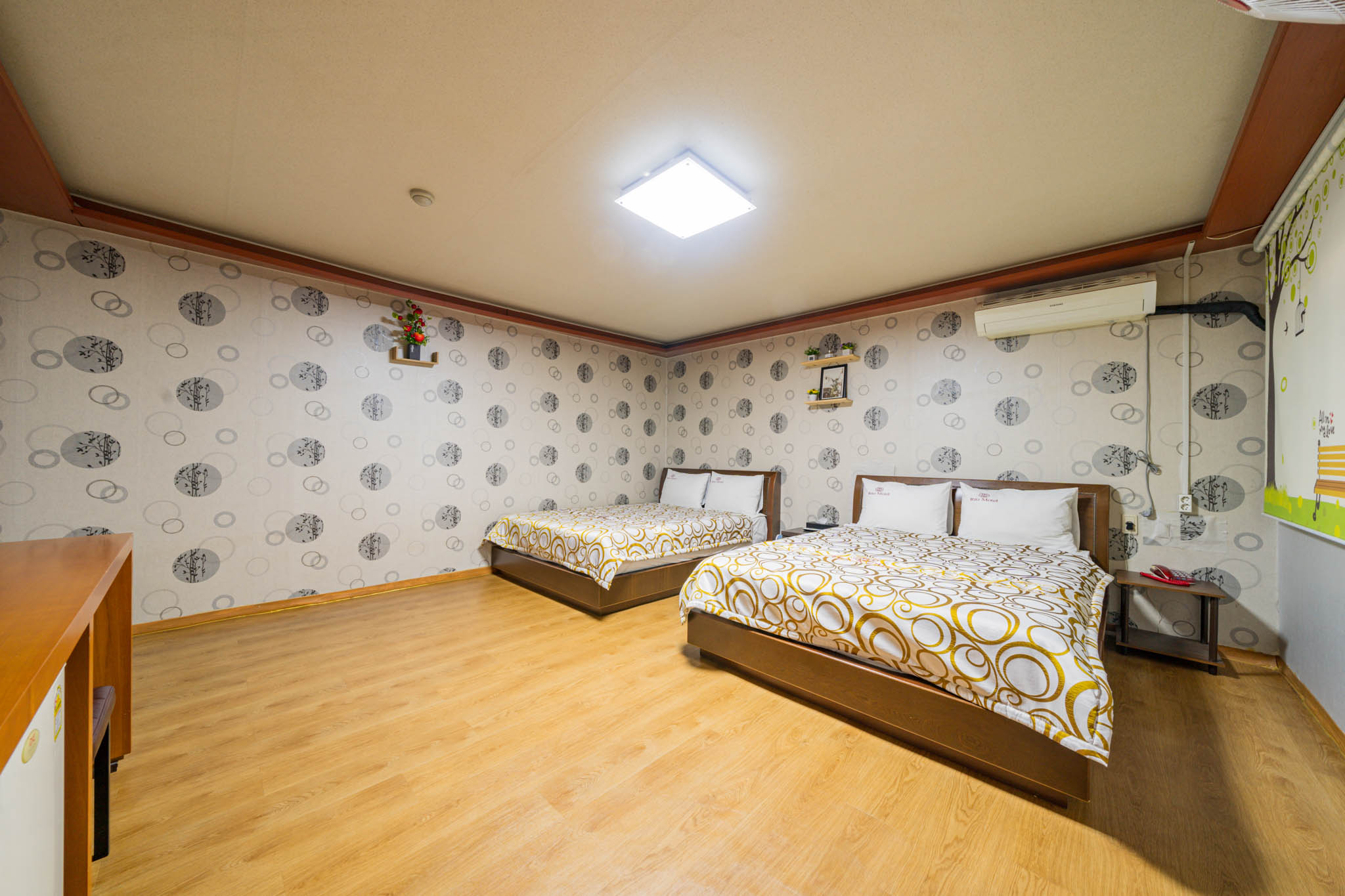 room detail thumbnail 1