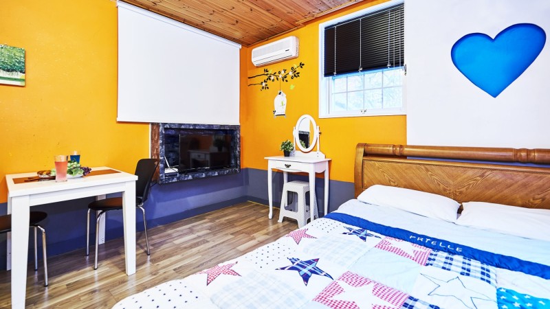 room detail thumbnail 2