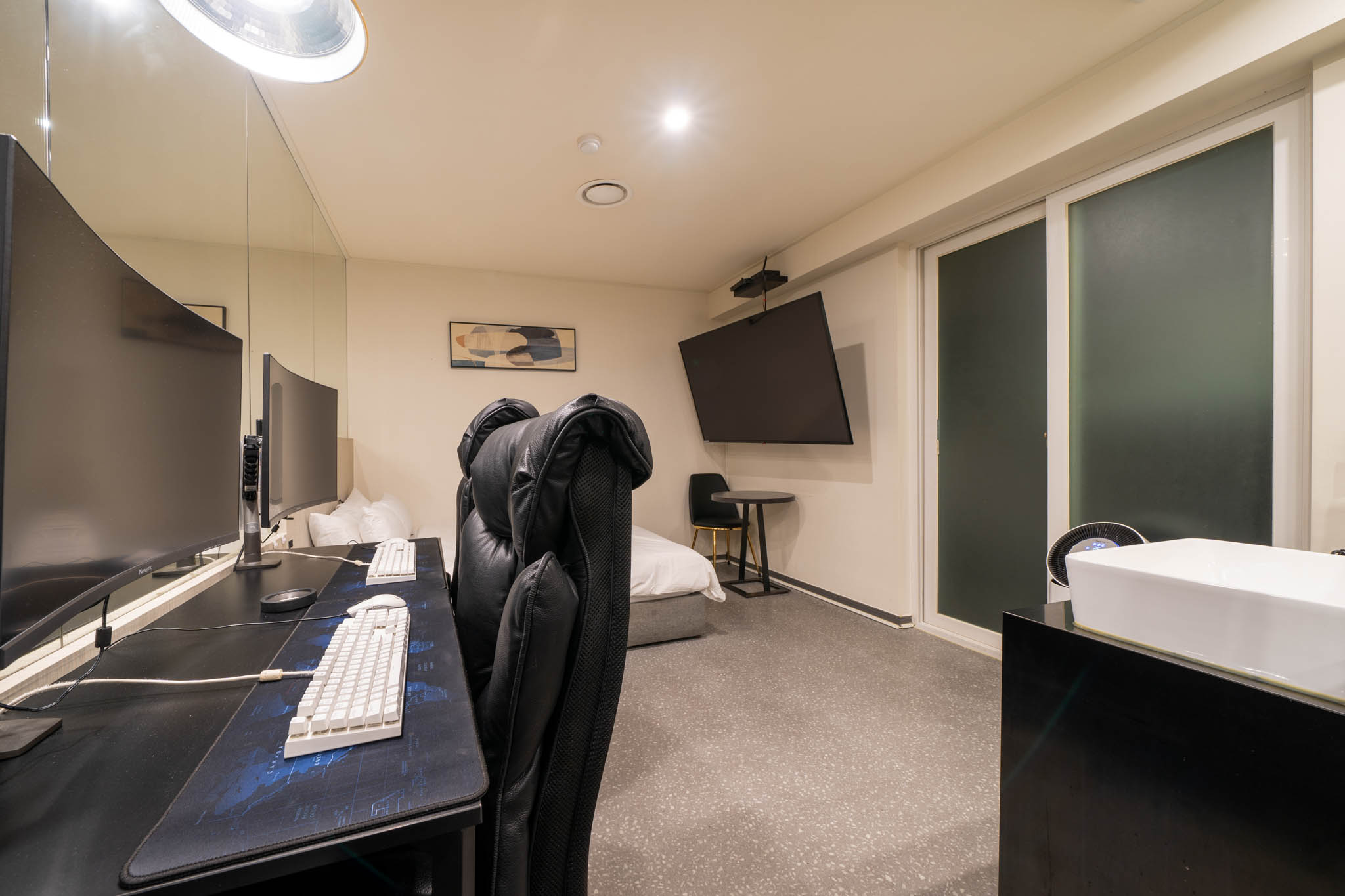 room detail thumbnail 1