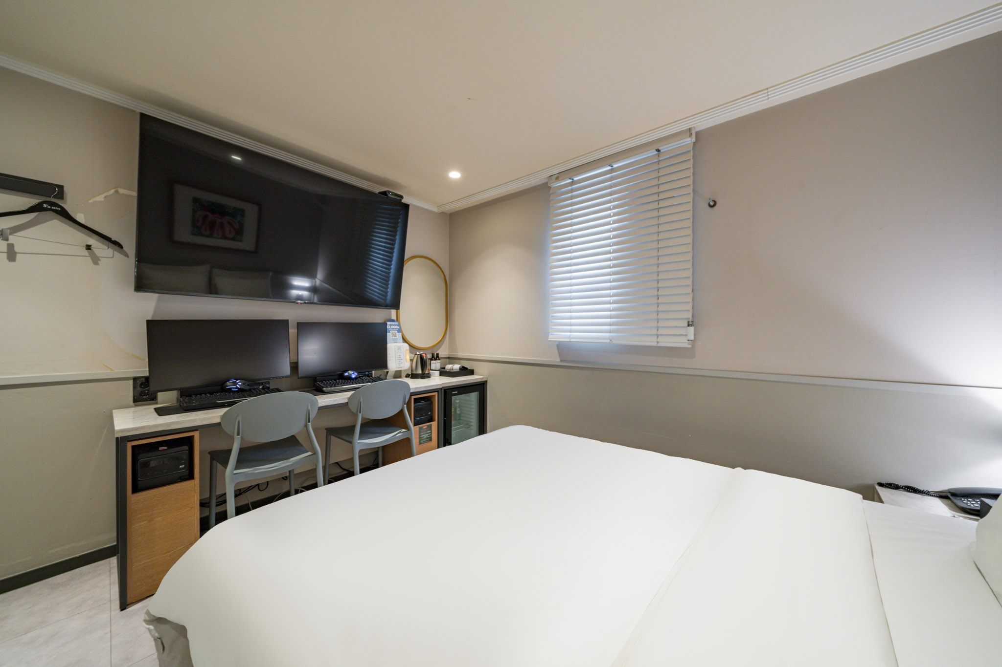 room detail thumbnail 2