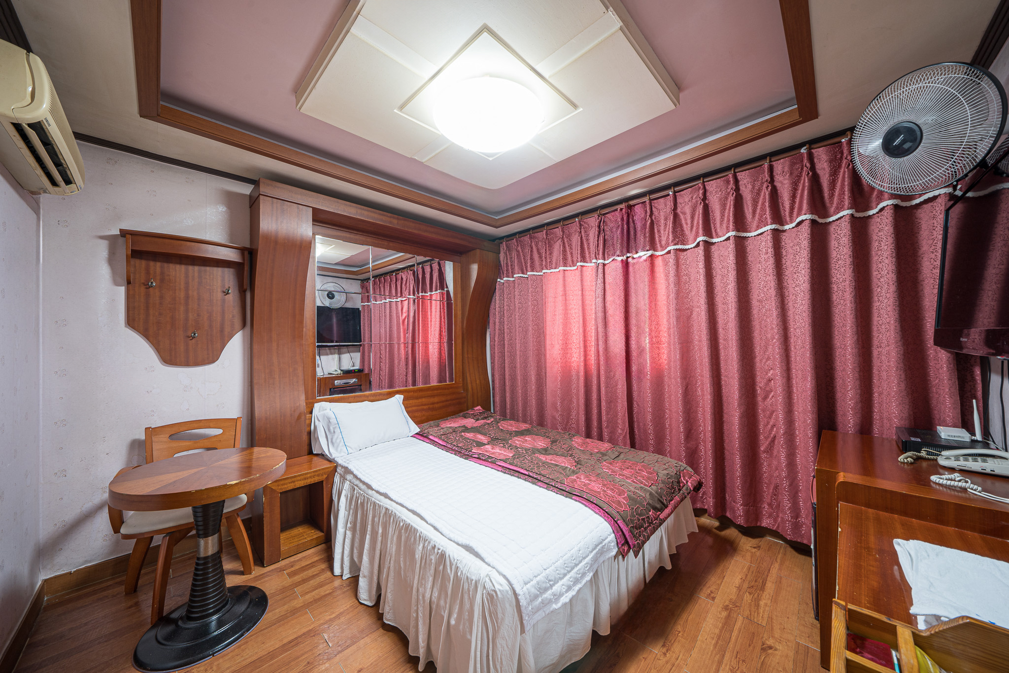 room detail thumbnail 1