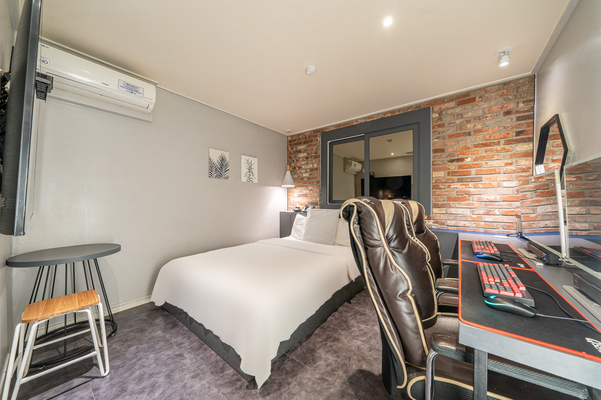 room detail thumbnail 1