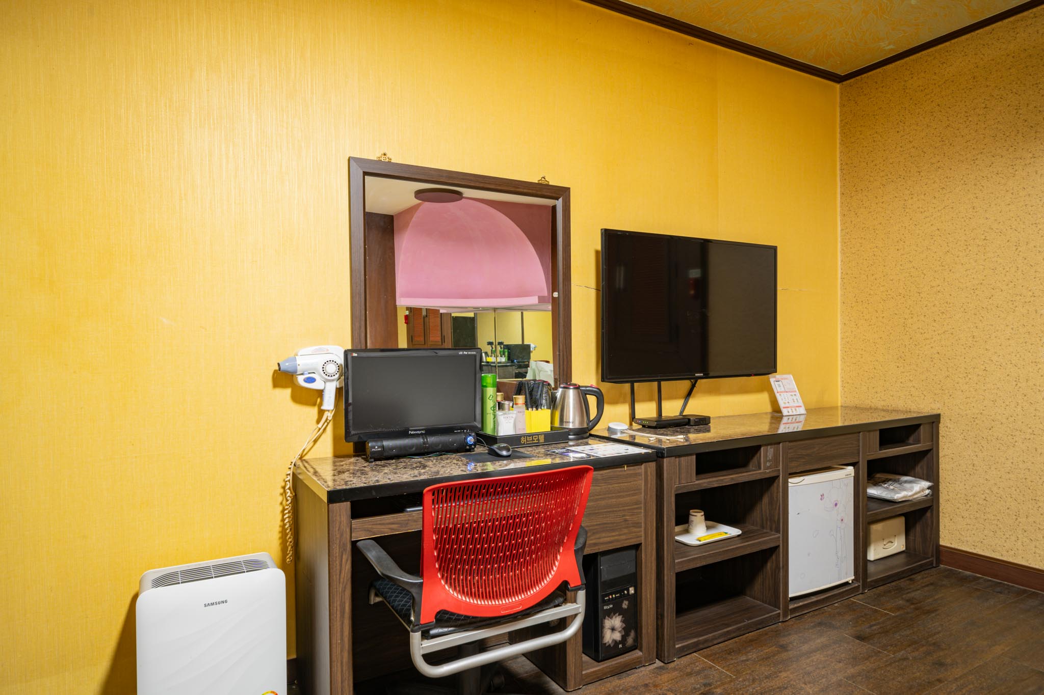 room detail thumbnail 2