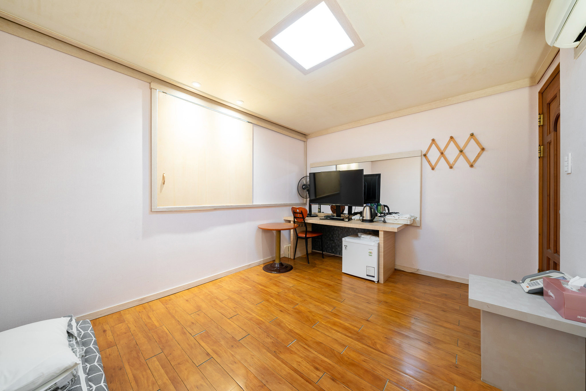 room detail thumbnail 2