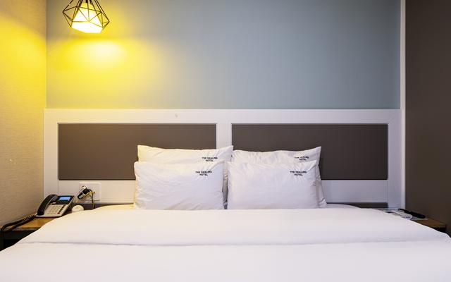 room detail thumbnail 2