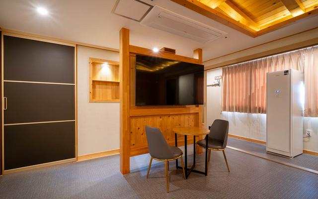 room detail thumbnail 2