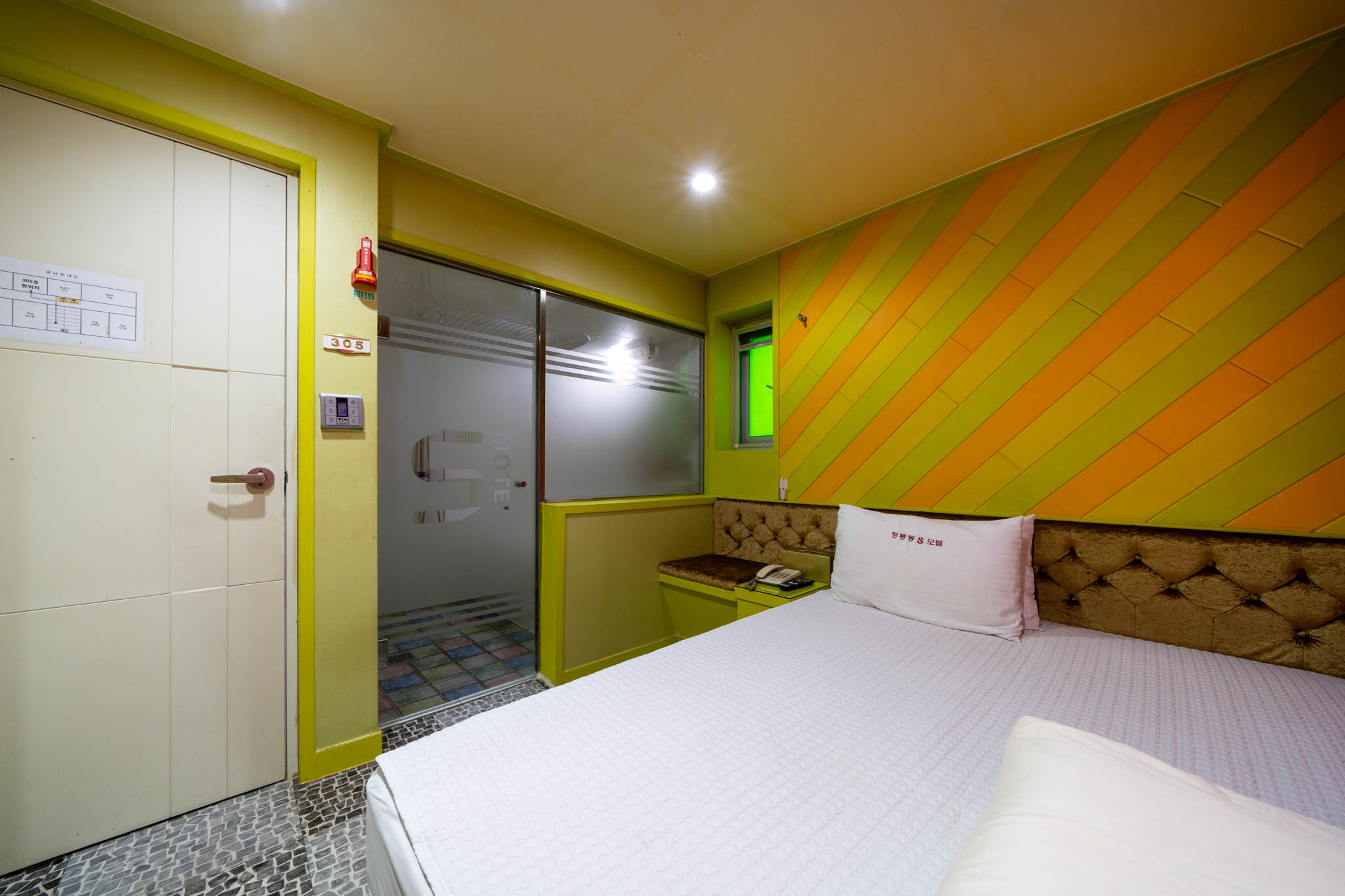 room detail thumbnail 1