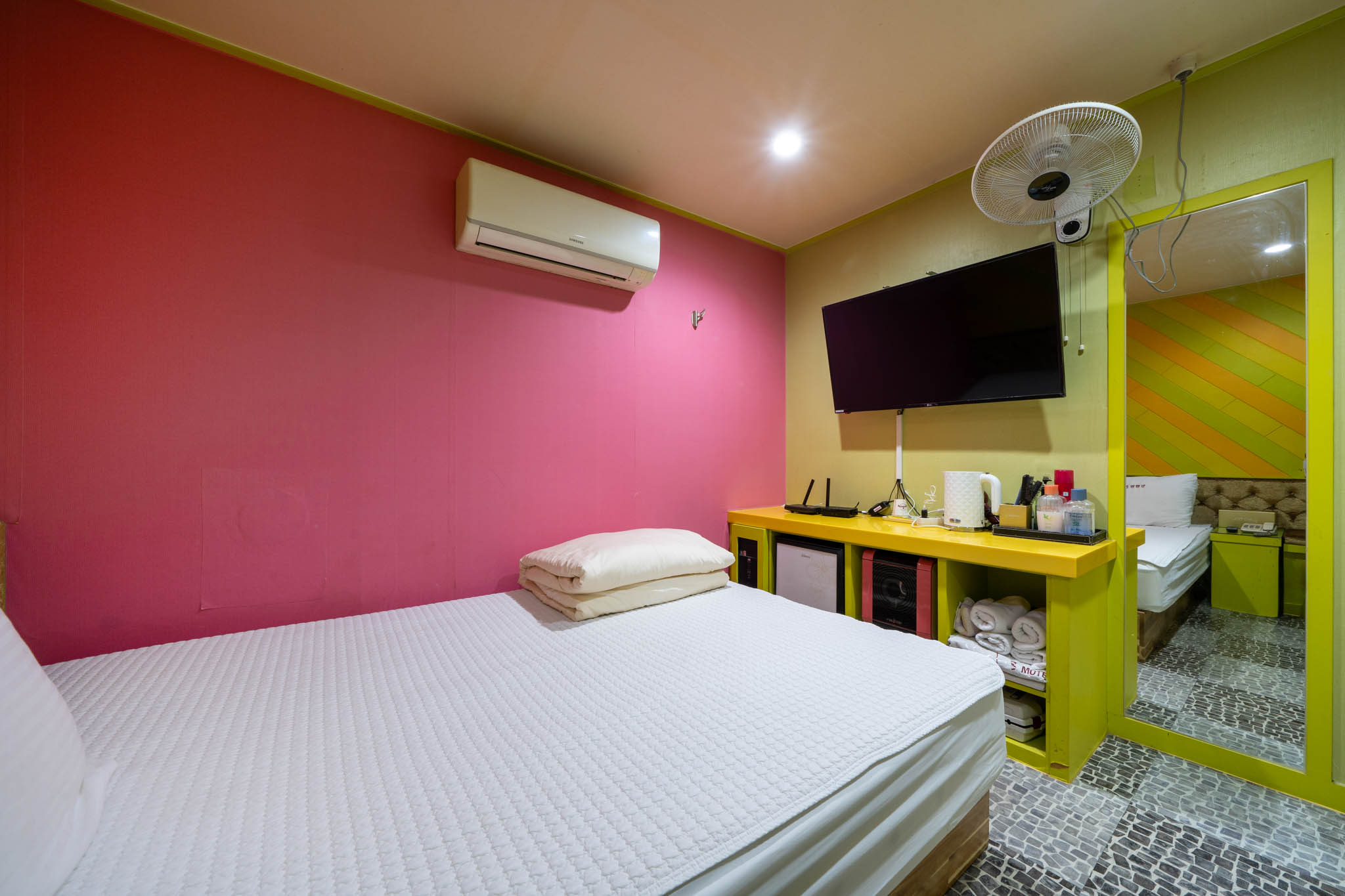 room detail thumbnail 2