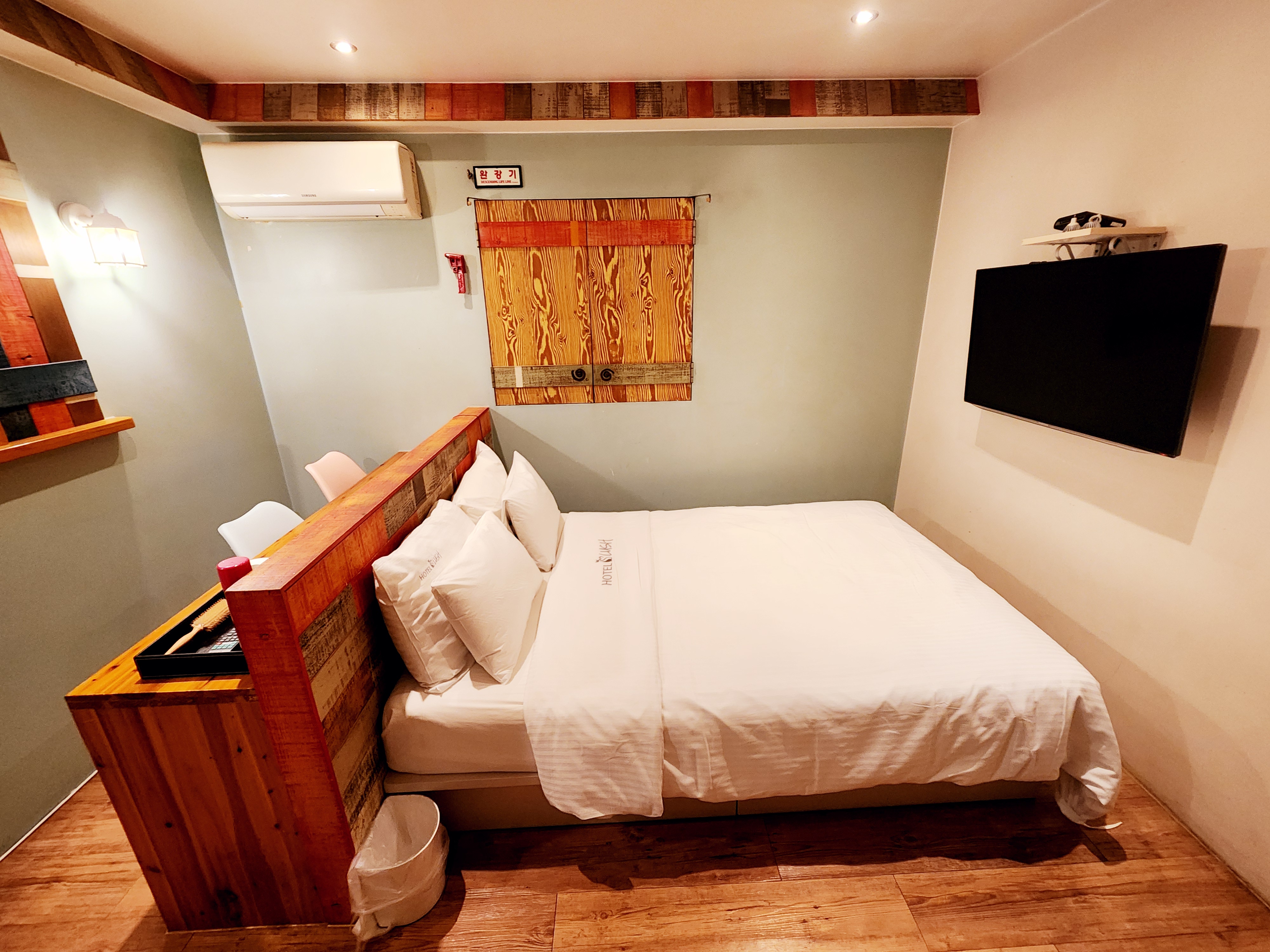 room detail thumbnail 1