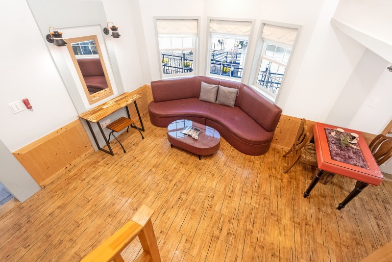 room detail thumbnail 2