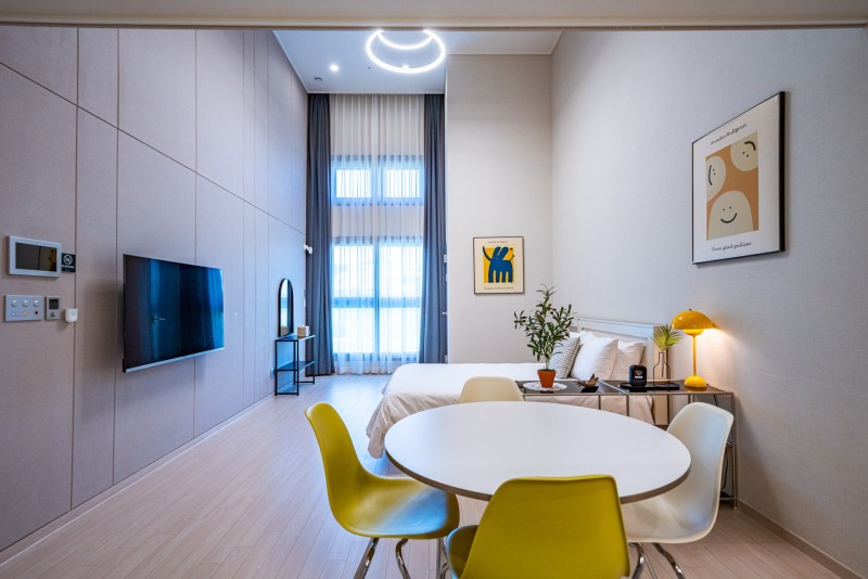 room detail thumbnail 2