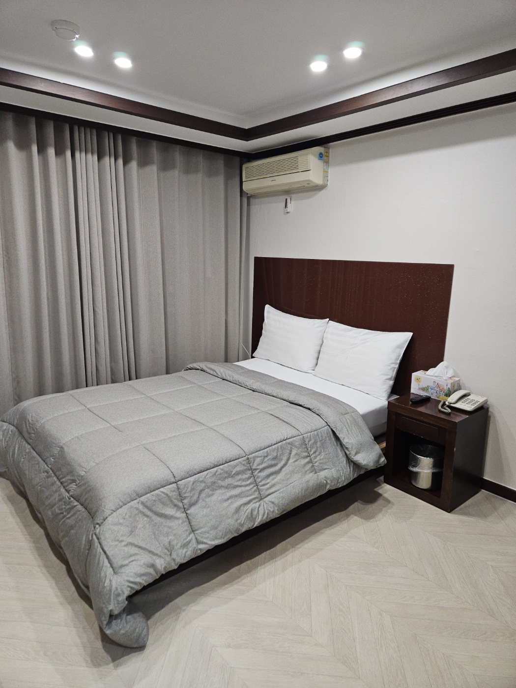 room detail thumbnail 2