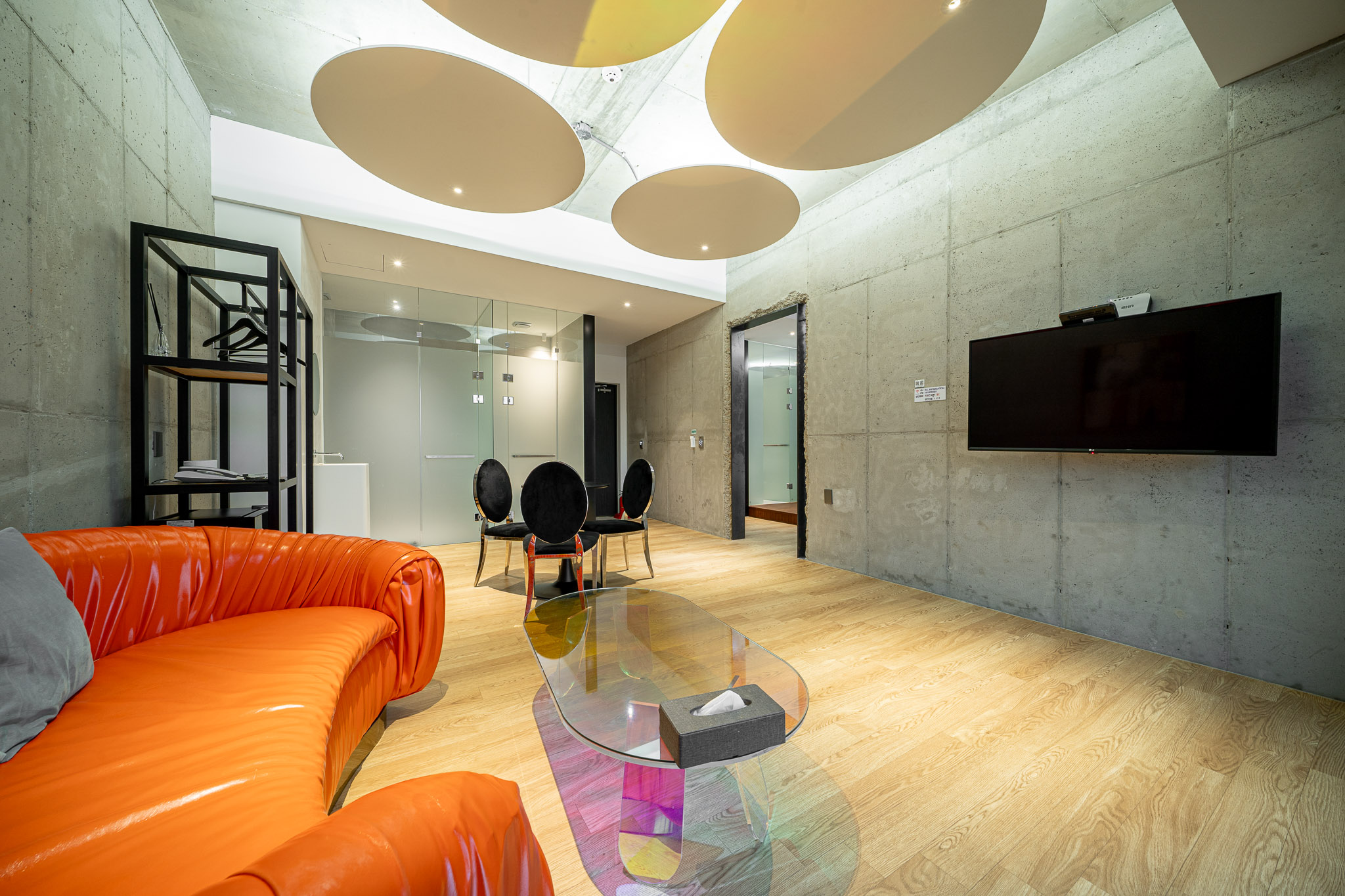 room detail thumbnail 2