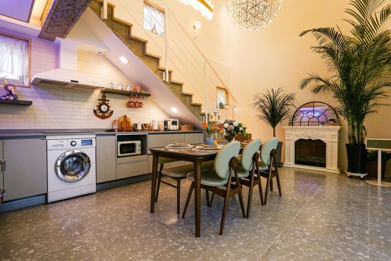 room detail thumbnail 2